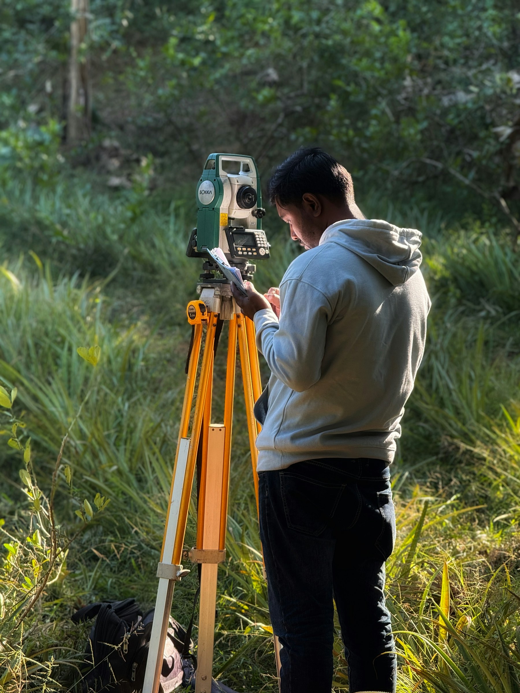 Fotografía de trabajo de levantamiento de un terreno